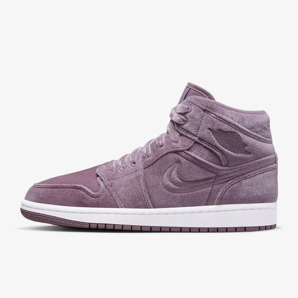 Nike Women’s Air Jordan 1 Mid SE Velvet Luxe Purple Smoke Sz 7